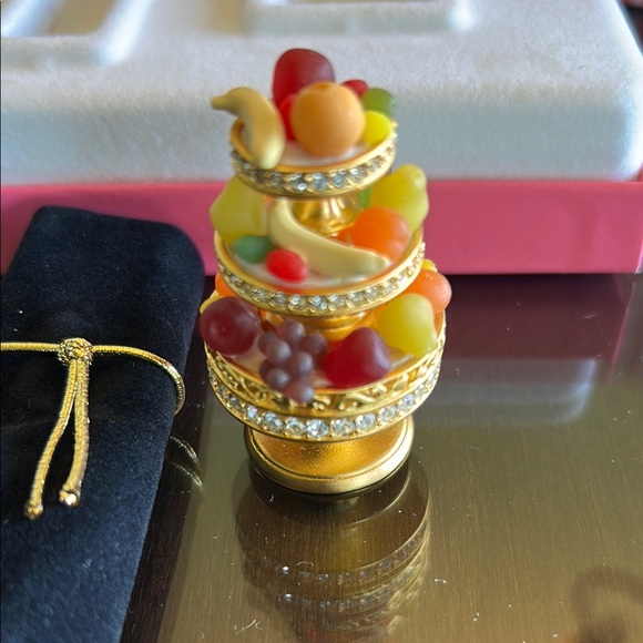 Estee Lauder Gold and Red Festive Compact Set - Picture 7 of 14